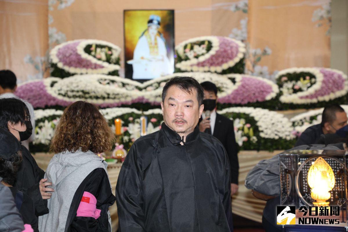 ▲陳美雲獨子陳岳良在母親告別式上情緒崩潰。（圖／記者陳明中攝）