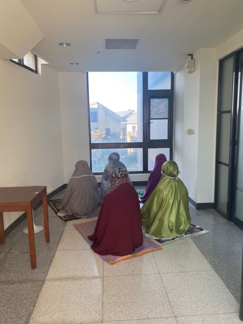 ▲一站式中心穆斯林移工學員在祈禱室禱告。（圖／勞動部）