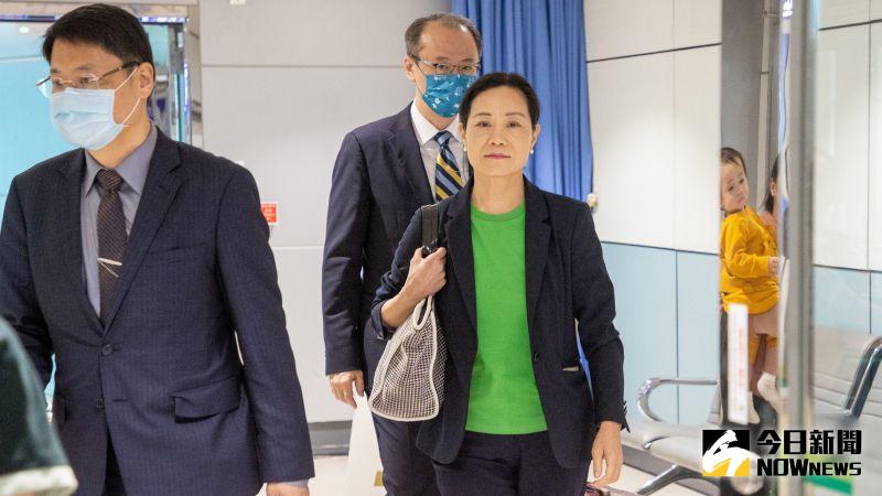 ▲我國駐宏都拉斯大使張俊菲(綠衣者)25日上午搭機返抵國門,面對記者詢問與宏國之間的邦交狀況,張俊菲僅表示「謝謝,我們都盡了最大的善意。」(圖/讀者提供)