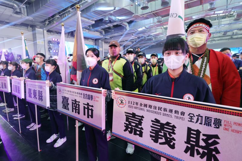▲賴清德出席「112年全國原住民族運動會開幕典禮」,看到台南市的選手進場時,動情站立揮手鼓掌。(圖/總統府提供)