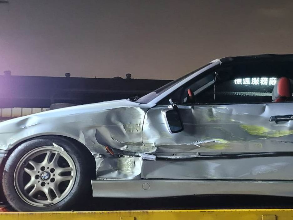 ▲葉丙成日前出車禍，慶幸沒骨折、內出血，感謝陪他27年老BMW「幫忙擋劫」。（圖／翻攝自葉丙成臉書）