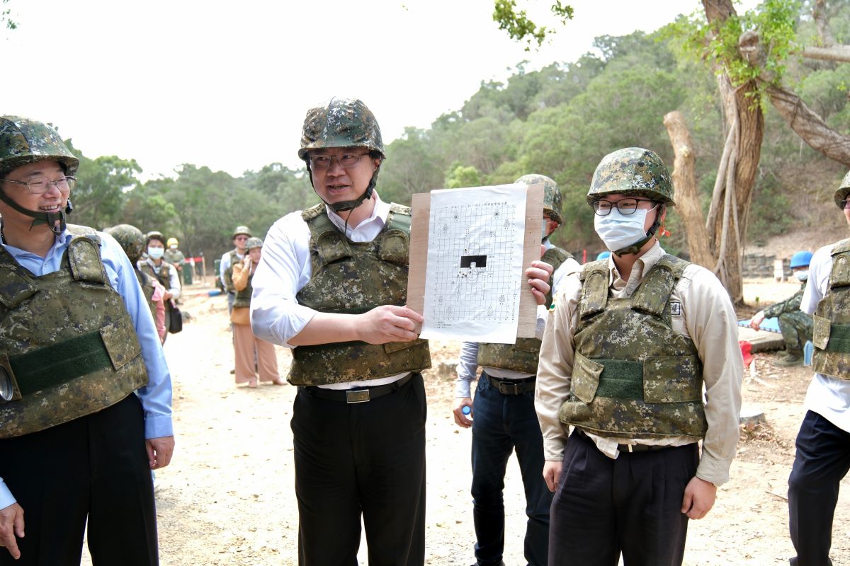 ▲林右昌今上午赴成功嶺視導首梯替代役男「實彈射擊」訓練，他表示強化役男基礎軍事技能，以利國家需要時支援軍事勤務。（圖／內政部提供）