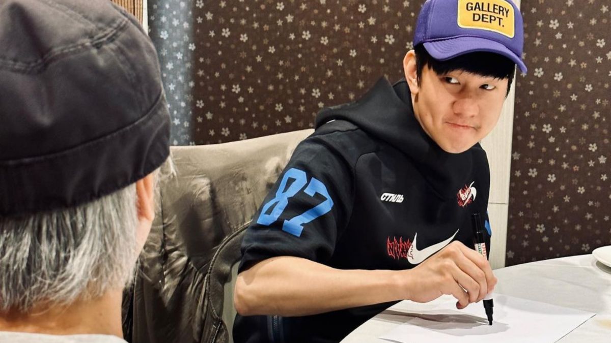 ▲周星馳（左）突然發文辦抽獎，還特別曬出跟林俊傑（右）的玩遊戲的合照，似乎暗示著兩人將會有好消息，有望攜手合作。（圖／翻攝周星馳IG）