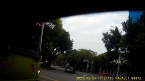 ▲葉丙成24日開車行遭到公車從左側撞上。（圖／葉丙成臉書）