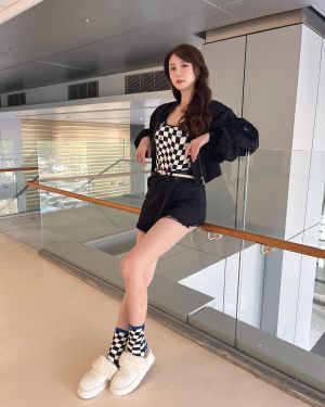 ▲短今秀新衣穿搭,美腿令人難以忽略。(圖/翻攝自短今臉書) ▲短今秀新衣穿搭,美腿令人難以忽略。(圖/翻攝自短今臉書)