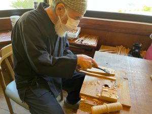 ▲在製作過程中，中島老師表示自己已從事木雕工作50年之久。（圖／記者汪睿琦攝）