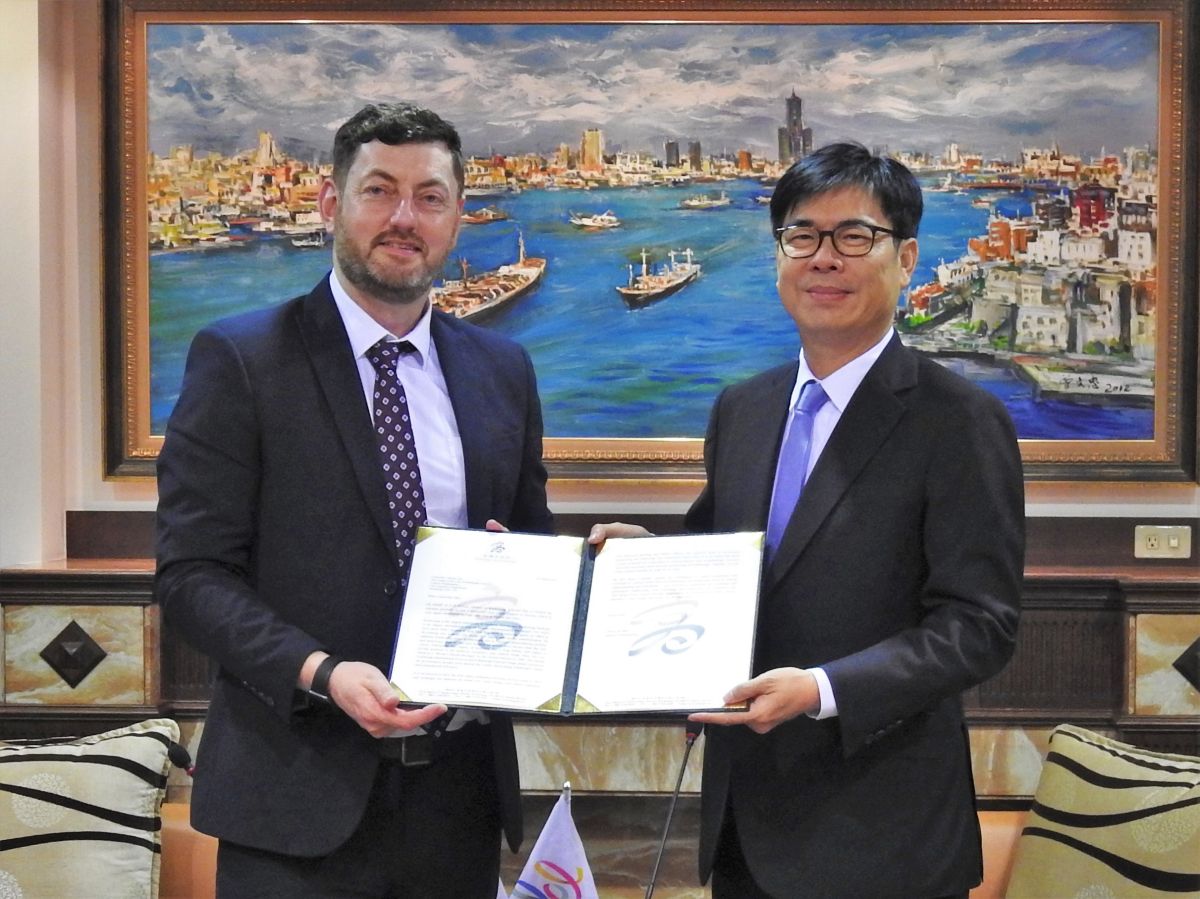 ▲高雄市與愛丁堡市交換合作意向信。（圖／高雄市政府提供）