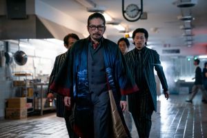 ▲《捍衛任務4》真田廣之(前)飾演「殺神」的好友兼飯店經理。(圖/車庫娛樂提供) ▲《捍衛任務4》真田廣之(前)飾演「殺神」的好友兼飯店經理。(圖/車庫娛樂提供)