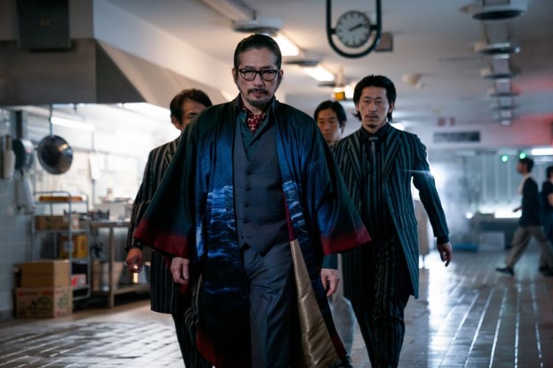 ▲《捍衛任務4》真田廣之(前)飾演「殺神」的好友兼飯店經理。(圖/車庫娛樂提供)