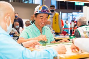 ▲吳宗憲升格當阿公後,更顯春風滿面。(圖/東森提供) ▲吳宗憲升格當阿公後,更顯春風滿面。(圖/東森提供)