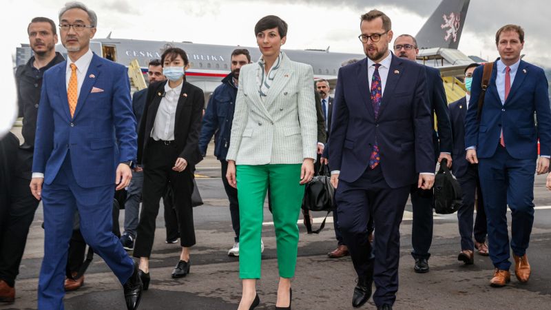 ▲捷克眾議院議長（Markéta Pekarová Adamová）（白衣綠褲女性）25日下午，率領160多人的大型訪問團抵達台灣。（圖／台北市攝影記者聯誼會提供）