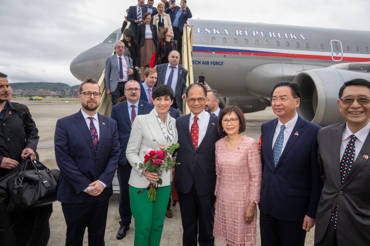 ▲捷克眾議院議長艾達莫娃今日率團抵台，訪團人數多達150人且成員具代表性，游錫堃認為捷克國家象徵都帶來了，意義非凡。（圖／游錫堃辦公室提供）