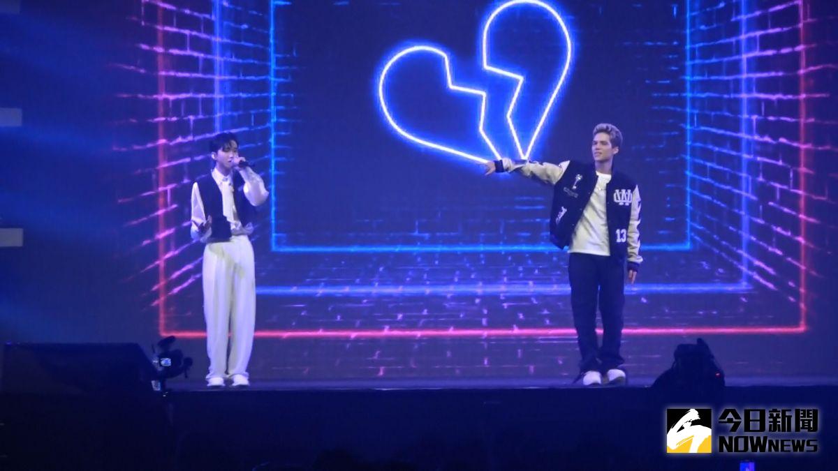 ▲派偉俊（右）與「AcQUA源少年」團長黃莑茗是同班同學。（圖／記者嚴俊強攝）