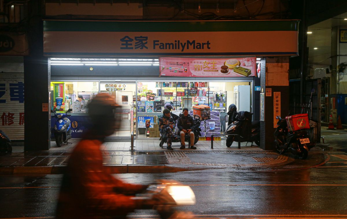 ▲全家、7-11響應「Earth Hour 關燈一小時」活動，全台超過萬間門市於今（25）晚8時30分「集體關燈」。（圖／記者葉政勳攝）