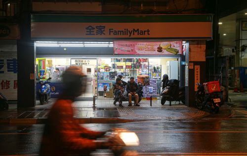 ▲全家、7-11響應「Earth Hour 關燈一小時」活動，全台超過萬間門市將於今晚8時30分「集體關燈」。（圖／記者葉政勳攝）