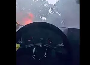 ▲廖老大兒子廖洋所率領的D2車隊，車子突然起火燃燒，瞬間冒出濃煙及火光。（圖／翻攝臉書「Diyman25`s草根性我流RaceRoute」）