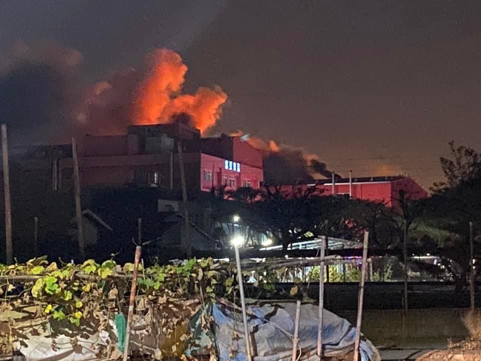 ▲屏東縣萬丹鄉富統食品公司25日晚間7時許發生火警，導致附近區域部分停電（圖／翻攝畫面）