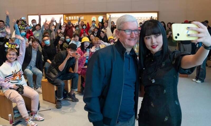 ▲蘋果執行長庫克訪問北京時受到眾人歡迎。圖為庫克與歌手黃齡的合照。（圖／翻攝自庫克微博）
