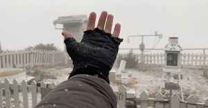 ▲玉山今早下雪了，創史來「最晚初雪」。（圖／中央氣象局提供）
