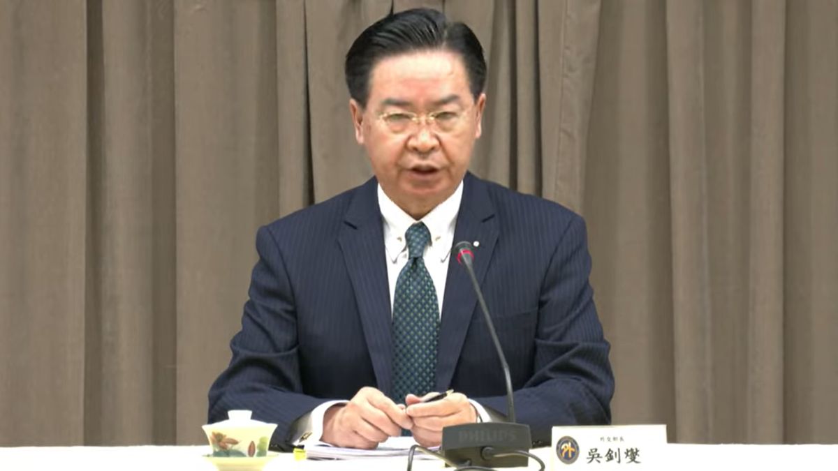 ▲ 吳釗燮宣布與宏都拉斯斷交，記者會上頻玩弄手上的筆，難掩他內心緊張與壓力。翻攝外交部直播畫面