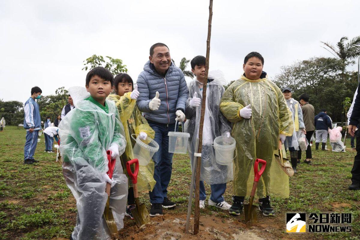 ▲侯友宜前往貢寮區龍門運動公園，與在地學童共同植樹及宣示陸海空植樹計畫啟動。（圖 ／記者吳嘉億攝，2023.03.26）