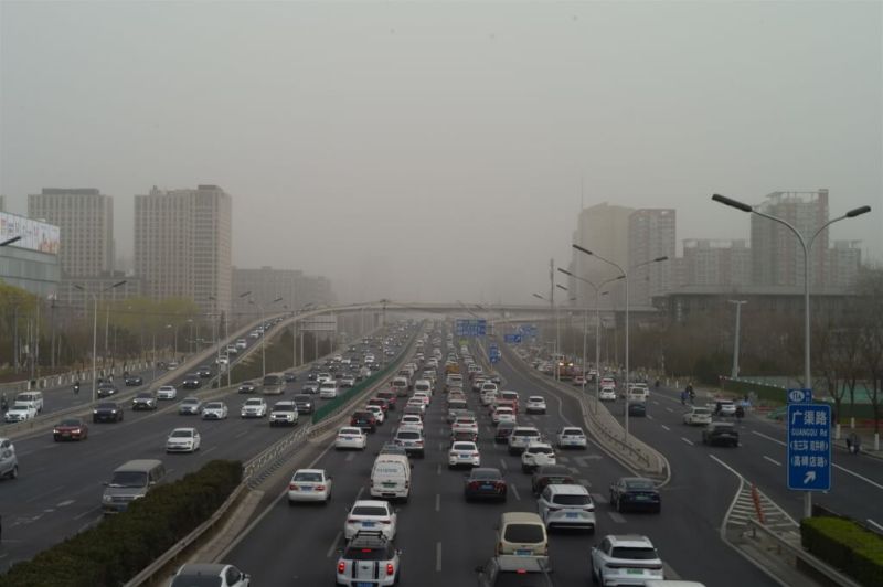 ▲中國近日發生今年以來最強、影響範圍最大的沙塵天氣。圖為北京22日出現沙塵天氣。（中新社）