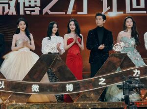 ▲左起Angelababy、劉詩詩、楊冪、胡歌、劉亦菲出席微博之夜。(圖/翻攝微博之夜) ▲左起Angelababy、劉詩詩、楊冪、胡歌、劉亦菲出席微博之夜。(圖/翻攝微博之夜)