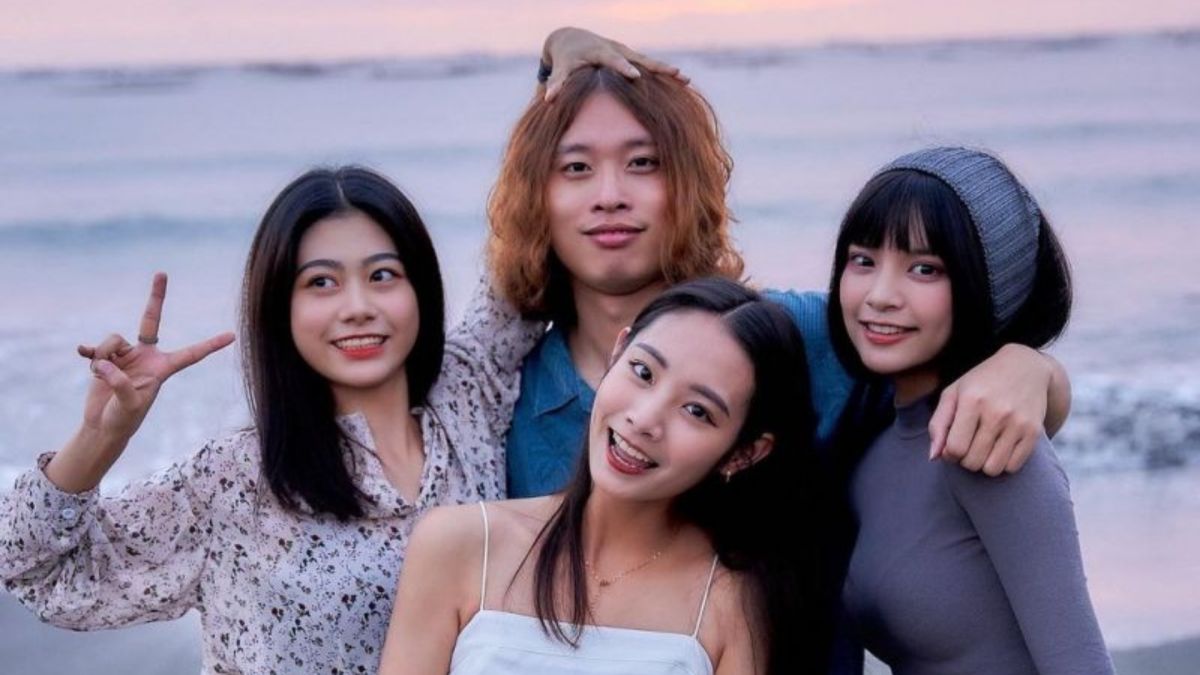 ▲賤葆（中上）宣布與松鼠（左）、品子（中）、晨晨（右）拆夥，而且還吵架過，最後也交代3位妹妹的近況，希望大家越來越好。（圖／翻攝賤葆IG）