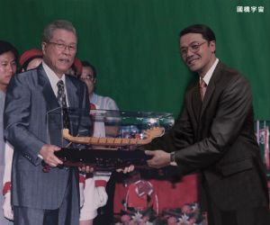 ▲楊烈(左)、黃文星在台劇《和平歸來》的交接照考究前總統李登輝、陳水扁的歷史畫面。(圖/國際橋牌社提供) ▲楊烈(左)、黃文星在台劇《和平歸來》的交接照考究前總統李登輝、陳水扁的歷史畫面。(圖/國際橋牌社提供)