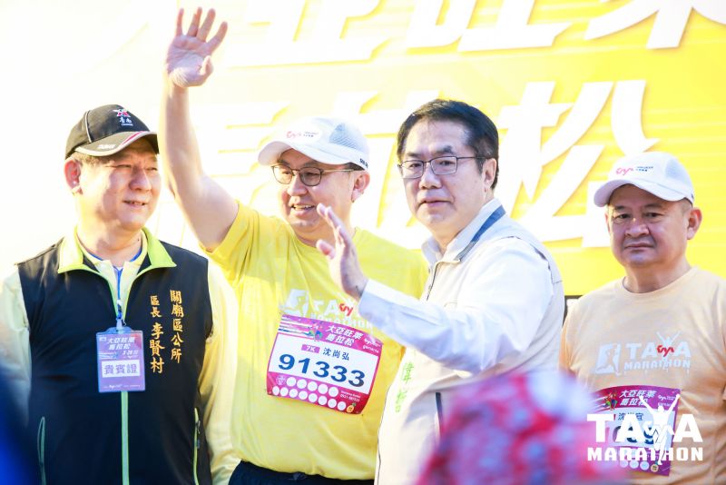 ▲董事長沈尚弘（左二）、市長黃偉哲（右2）也出席大亞旺萊馬拉松。官方提供