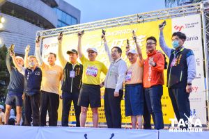 大會鳴槍,董事長沈尚弘(左邊數來第5位)、市長黃偉哲(右邊數來第4位)。.jpg ▲大會鳴槍,董事長沈尚弘(左邊數來第5位)、市長黃偉哲(右邊數來第4位)。官方提供