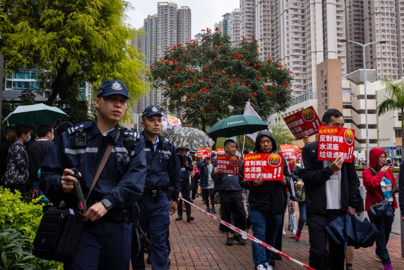 ▲香港迎來首個在撤銷限聚令和口罩令後的示威遊行，參加者被要求禁止配戴口罩、掛上號碼牌與一般民眾有所區別。（圖／美聯社／達志影像）