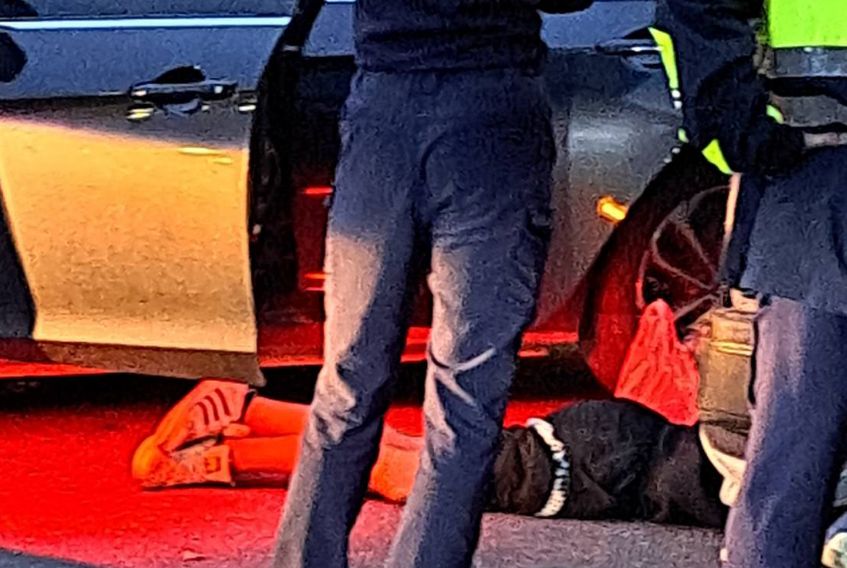 ▲3男1女恐嚇取財，遭埋伏警力衝出壓制，車上起出1把開山刀、2把西瓜刀、空彈殼數枚。（圖／翻攝畫面）