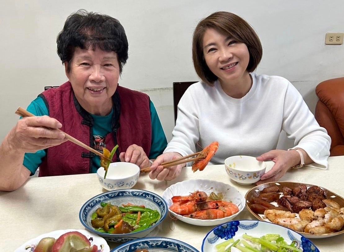 ▲周春米與母親關係密切，擔任縣長後省去往返台北的交通時間，即使公務仍繁忙，但仍有了更多相處時間。（圖／翻攝自周春米臉書）