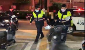▲警方迅速將涉案騎士逮捕,訊後已移送法辦。(圖/翻攝畫面) ▲警方迅速將涉案騎士逮捕,訊後已移送法辦。(圖/翻攝畫面)