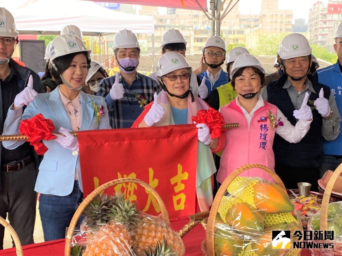 ▲臺中果菜冷鏈配銷中心工程上樑祈福典禮，副市長王育敏、董事長莊乃慧及立委楊瓊瓔共祝上樑大吉。（圖／記者金武鳳攝，2023.3.27)