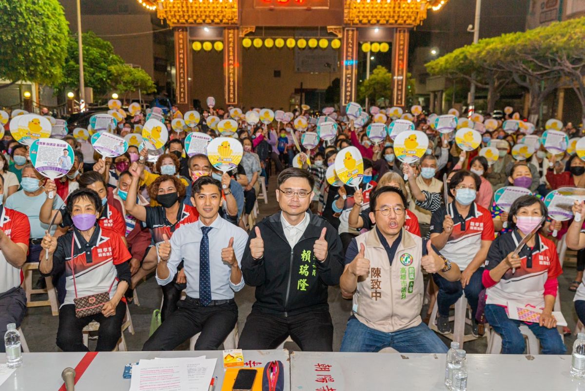 ▲立委賴瑞隆首場「與民座談會」即結合前鎮區明孝里新科里長林浤澤共同舉行，有高達500位里民參與展現肯定優質立委賴瑞隆繼續連任的決心。(圖／明孝里長林浤澤提供)