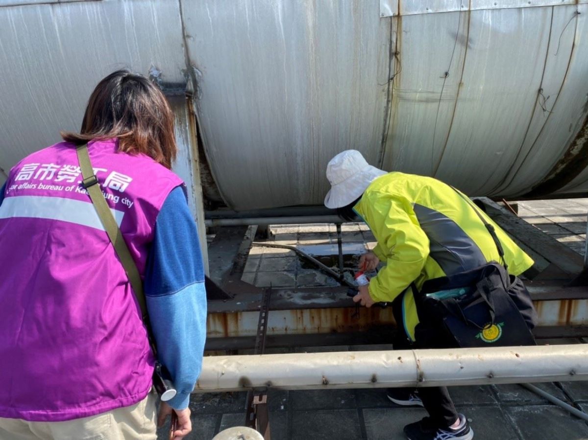 ▲高雄市政府派員巡檢移工宿舍宣導巡倒清刷預防登革熱。（圖／高雄市政府）