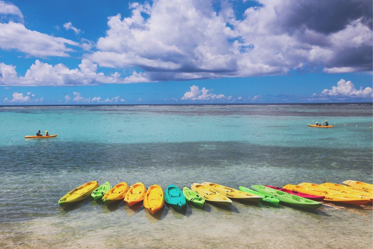 ▲星宇關島包機特別推薦隱藏版行程，前往「比基尼島」觀賞海豚、體驗水上摩托車、香蕉船等水上活動。（圖／星宇提供）