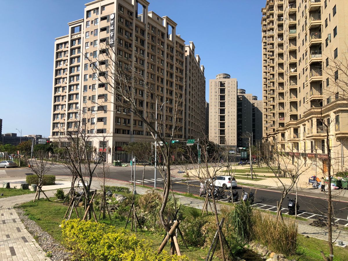 ▲近2年桃園機場捷運周遭住宅房價飆升，其中A17領航站周遭大樓與華廈價格成長最多，青埔成為桃園機場捷運通車6年來的最大贏家。（圖／樂屋網提供）