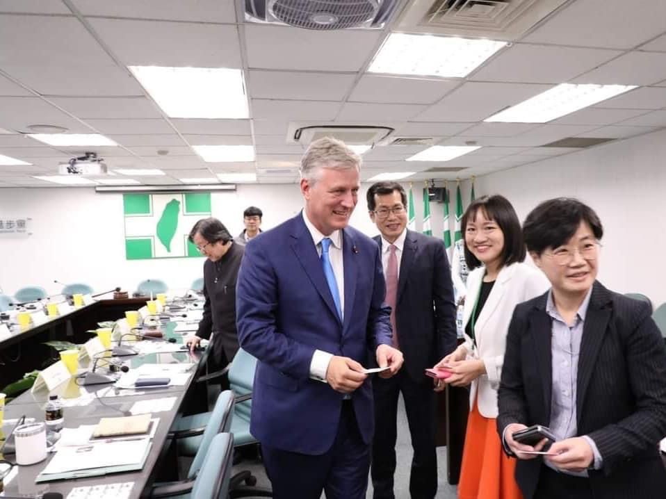 ▲前白宮國安顧問歐布萊恩率團拜會民進黨，謝佩芬與黨副秘書長楊懿珊、政策會執行長羅致政一同接待。（圖／翻攝自謝佩芬臉書）