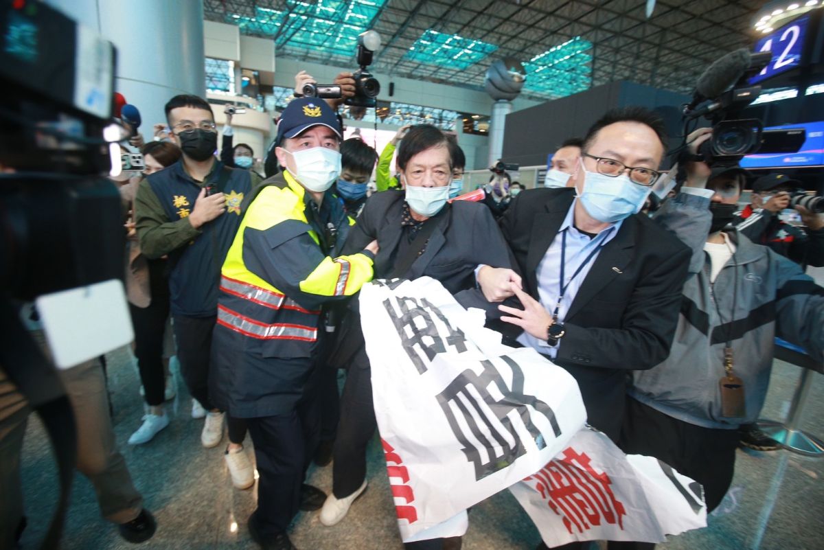 ▲台灣國闖桃園機場抗議馬英九赴中，現場大批航警出動驅離。（圖／記者葉政勳攝，2023.03.27）