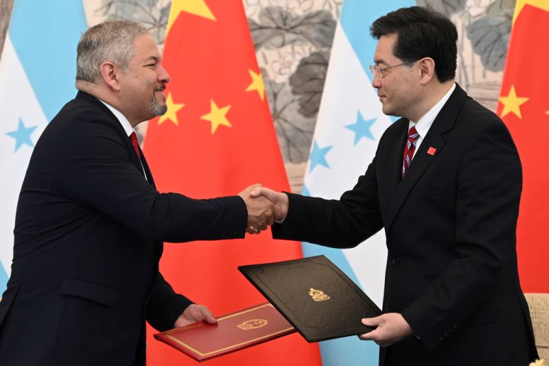 ▲中國與宏都拉斯正式建交，雙方外長在北京簽署聯合公報。（圖／美聯社／達志影像）