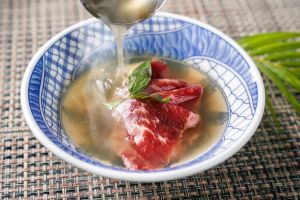 ▲在茹曦酒店Sunny Buffet必嘗現沖牛肉湯。(圖/翻攝茹曦酒店 Illume Taipei臉書) ▲在茹曦酒店Sunny Buffet必嘗現沖牛肉湯。(圖/翻攝茹曦酒店 Illume Taipei臉書)