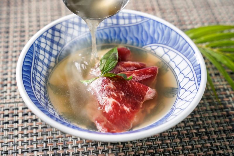 ▲在茹曦酒店Sunny Buffet必嘗現沖牛肉湯。(圖/翻攝茹曦酒店 Illume Taipei臉書)