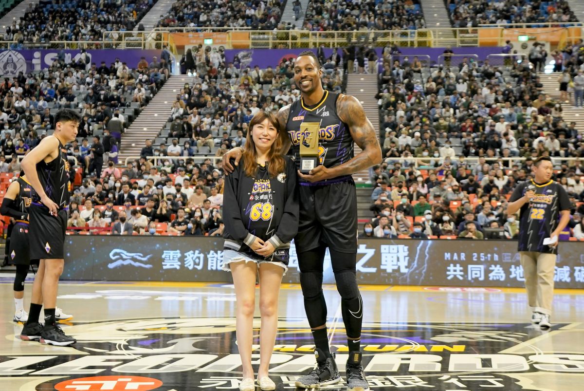▲雲豹能源(6869) 選在Eearth Hour世界關燈日，於旗下桃園永豐雲豹職業籃球隊主場賽事舉辦主題日，以「電光之戰」為主題，由總經理趙書閔擔綱開球嘉賓，並為超級球星Dwight Howard頒發T1聯盟2月最佳外援獎項。（圖／品牌提供）