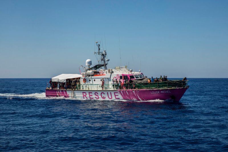▲英國街頭塗鴉藝術家班克西資助的移民救援船，在義大利拉姆培杜薩島遭扣留。（圖／美聯社／達志影像）