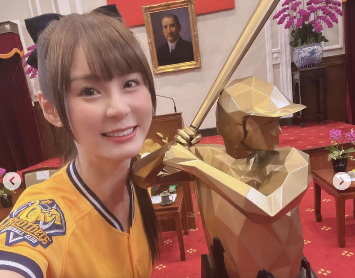 ▲中華職棒中信兄弟隊去年球季拿下冠軍，今日獲得總統蔡英文接見，短今也隨行並曬出獎盃合照。（圖／翻攝自IG＠sammie_923）