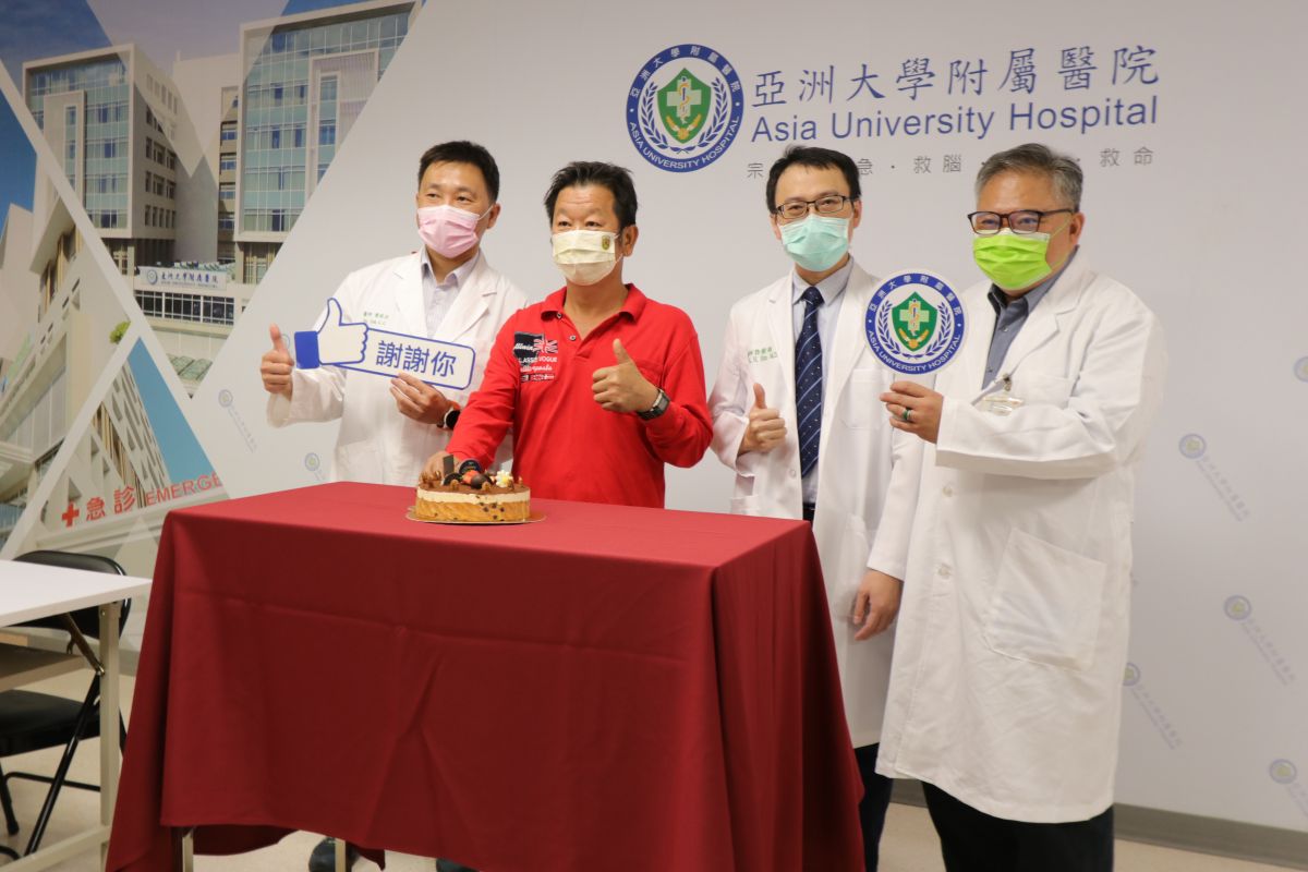 ▲吳先生(左2)左肝長出近20公分巨型腫瘤，醫療團隊化採用「四箭療法」切肝手術，讓患者術後第9天順利出院(圖／醫院提供2023.3.27)