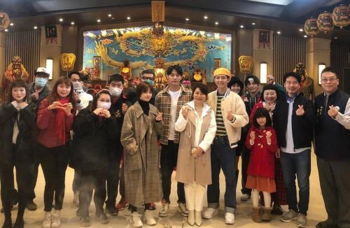 ▲影集《初擁》演員群、工作人員合影。（圖／翻攝聖興天后宮IG）